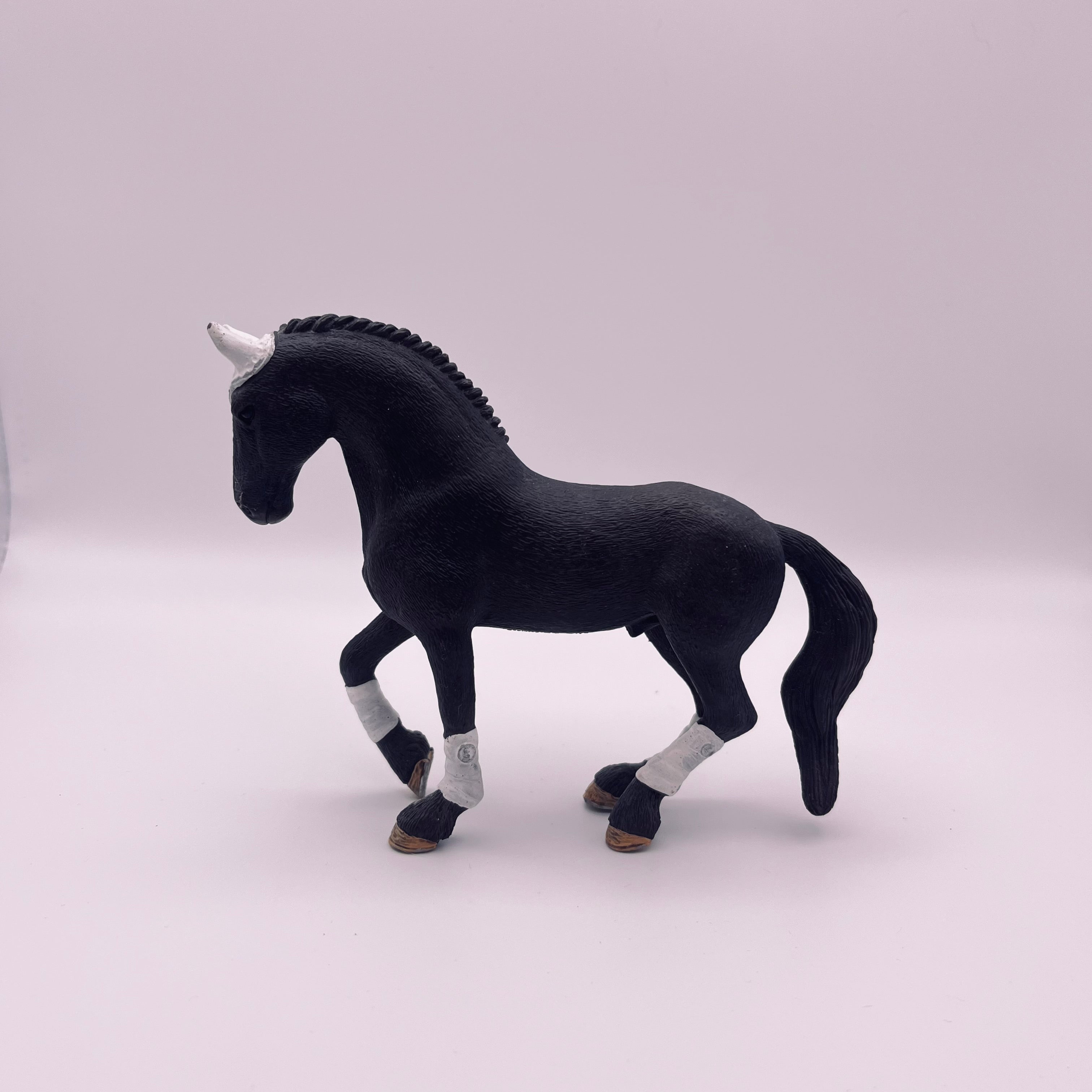 Schwarzes Pferd (gebraucht)